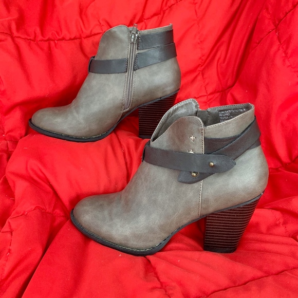 XOXO Shoes - XOXO Kaitlyn Taupe Women’s Ankle Booties (9.5)